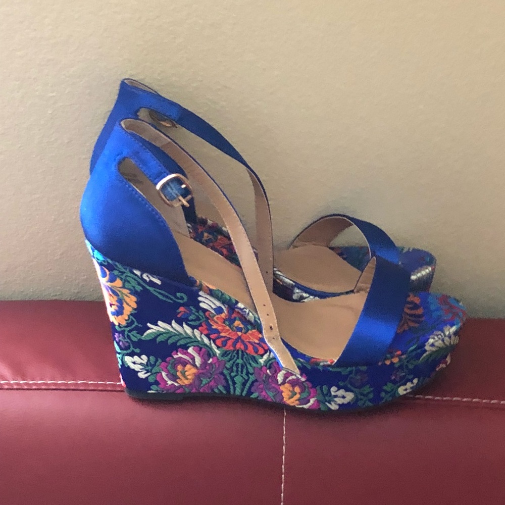 New Multi-color wedged shoe